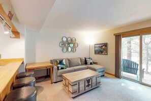 TV, fireplace, offices - Bright condo with outdoor pool, hot tub, tennis, sauna & patio - walk to lake (Tahoe City)