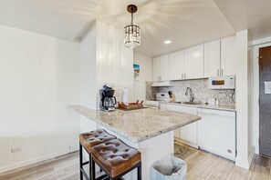Fridge, microwave, oven, stovetop - Lodge : 1 Bedroom with Loft (South Lake Tahoe)