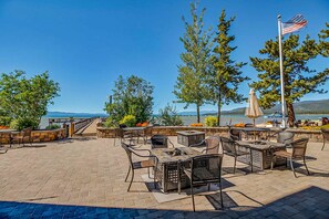 Outdoor dining - Lodge : 1 Bedroom with Loft (South Lake Tahoe)