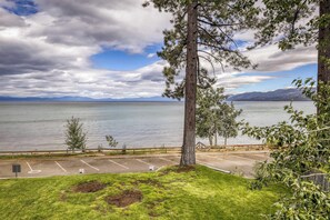 A parking area with a view of a lake and mountains. - Lakeview Manor (South Lake Tahoe)