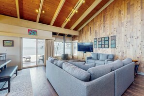 TV, fireplace, DVD player, offices - Waterfront townhome with picturesque lake views and a plethora of fun amenities (South Lake Tahoe)