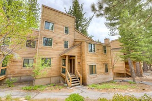 Exterior - Condo with private balcony, gas fireplace, & washer&dryer (Truckee)