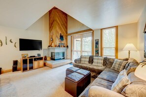 TV, fireplace, DVD player, offices - Condo with private balcony, gas fireplace, & washer&dryer (Truckee)