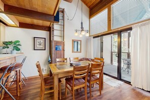 Dining - Secluded mountain-view condo with balcony, close to Northstar Village (Truckee)
