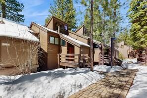 Exterior - Secluded mountain-view condo with balcony, close to Northstar Village (Truckee)