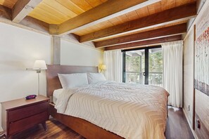 Desk, iron/ironing board, WiFi, bed sheets - Secluded mountain-view condo with balcony, close to Northstar Village (Truckee)