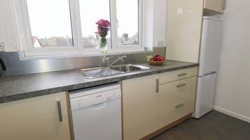 Dishwasher, cookware/dishes/utensils