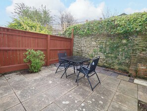 Outdoor dining - Amber House (Dorchester)
