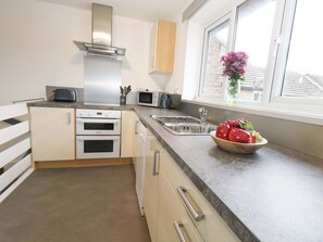Dishwasher, cookware/dishes/utensils - Amber House (Dorchester)