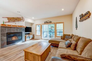 Living area - Olympic Valley condo with pool, hot tub, tennis, fireplace, & private balcony (Olympic Valley)