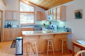 Fridge, microwave, oven, stovetop - Escape to Mountain Comfort in the Heart of Truckee, CA (Truckee)