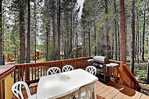 Outdoor dining - Escape to Mountain Comfort in the Heart of Truckee, CA (Truckee)