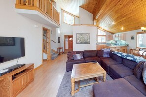 TV, fireplace, DVD player, offices - Escape to Mountain Comfort in the Heart of Truckee, CA (Truckee)