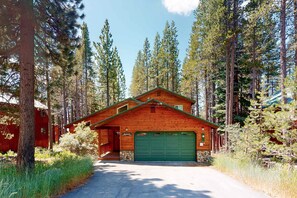 Exterior - Escape to Mountain Comfort in the Heart of Truckee, CA (Truckee)