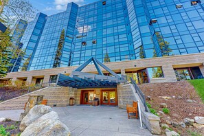Exterior - Everline Resort & Spa adjoining condos with pool, hot tub, ski-in/ski-out locale (Olympic Valley)