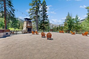Terrace/patio - Everline Resort & Spa adjoining condos with pool, hot tub, ski-in/ski-out locale (Olympic Valley)