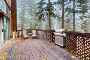 Terrace/patio - Large dog-friendly home, deck, & full kitchen (Truckee)