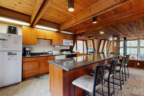 Fridge, microwave, oven, stovetop - Large dog-friendly home, deck, & full kitchen (Truckee)