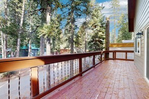 Property grounds - Donner Lake home with pool table - minutes to hiking, skiing & downtown (Truckee)