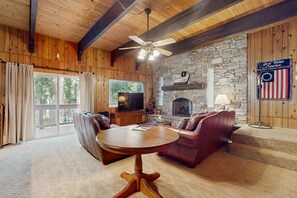 TV, fireplace, DVD player, offices - Donner Lake home with pool table - minutes to hiking, skiing & downtown (Truckee)