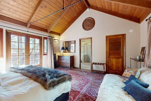 3 bedrooms, desk, iron/ironing board, WiFi - Beautiful home near the lake & slopes with private hot tub, pool table, & WiFi (Zephyr Cove)
