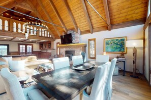 Dining - Beautiful home near the lake & slopes with private hot tub, pool table, & WiFi (Zephyr Cove)