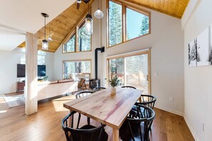 Interior - Charming cabin near downtown Truckee & skiing with large deck (Truckee)