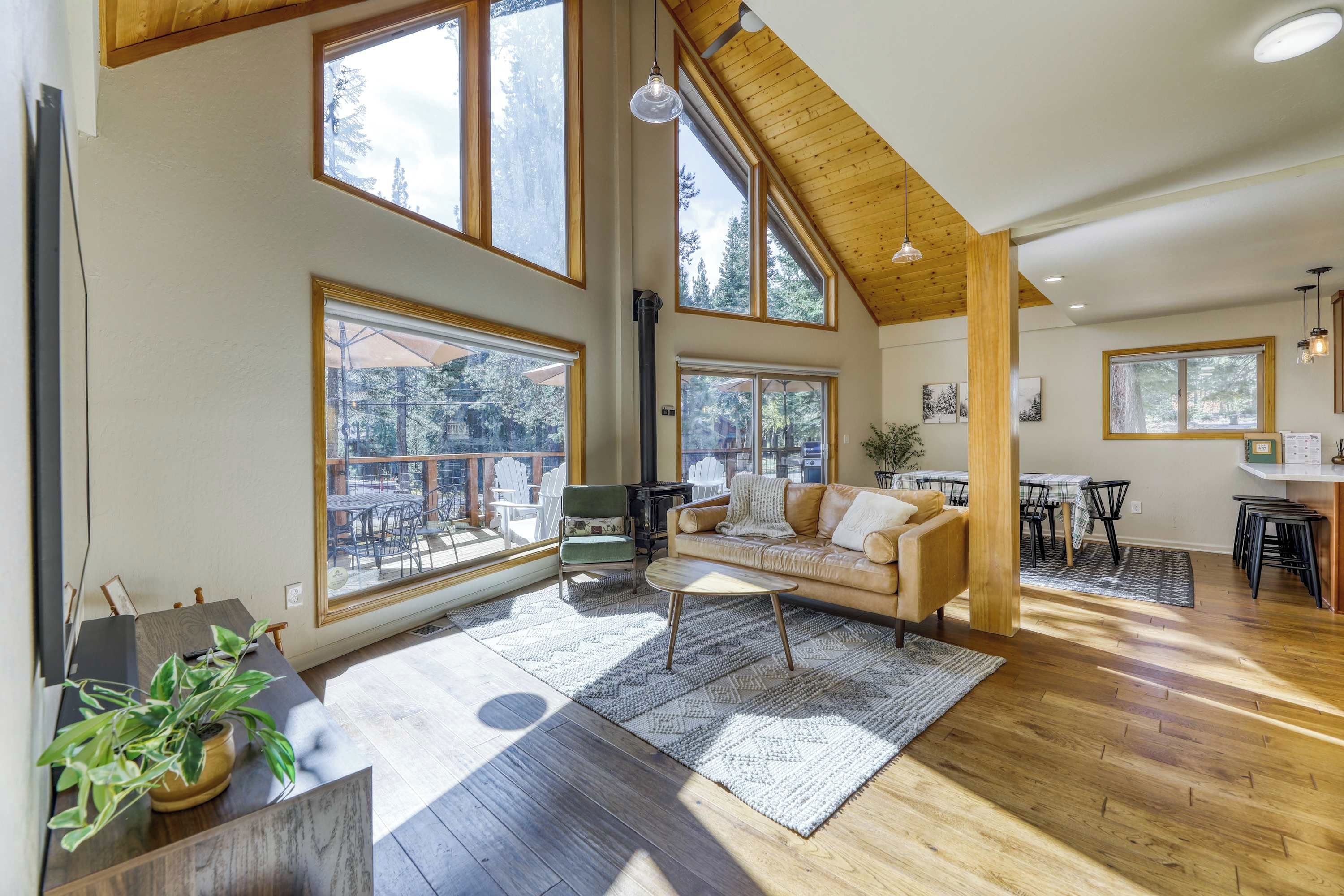 Un vaste espace de vie doté de hauts plafonds, de grandes fenêtres et d’un coin salon confortable.