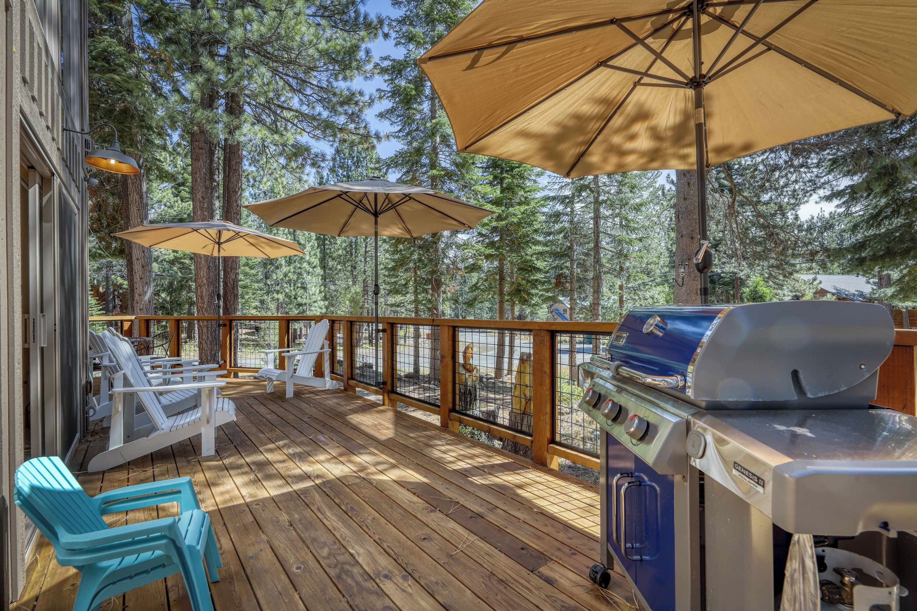 Une terrasse en bois avec des sièges d’extérieur et un barbecue.