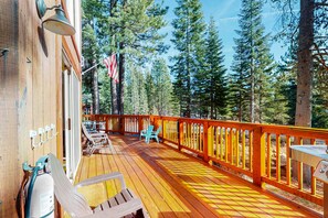 Property grounds - Charming cabin near downtown Truckee & skiing with large deck (Truckee)