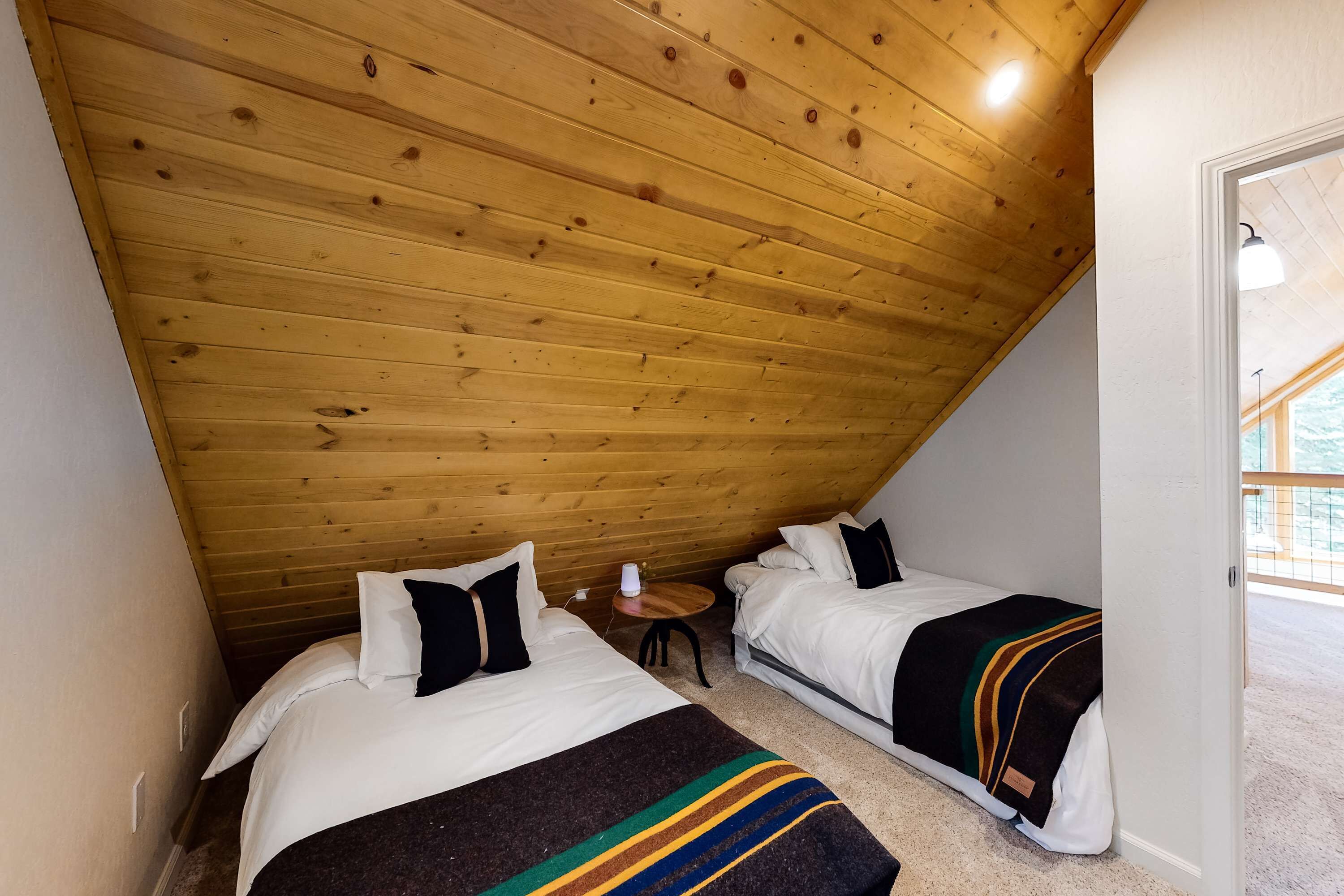 Charming Cabin Near Downtown Truckee & Skiing With Large Deck - Truckee, CA