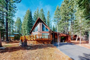 Exterior - Charming cabin near downtown Truckee & skiing with large deck (Truckee)