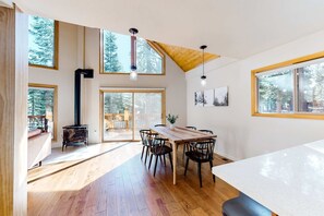 Dining - Charming cabin near downtown Truckee & skiing with large deck (Truckee)