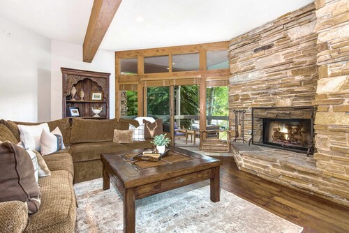 Deer Valley mountain home steps from lifts - private hot tub, wifi, & fireplace