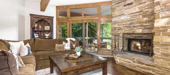 Deer Valley mountain home steps from lifts - private hot tub, wifi, & fireplace