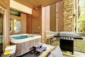 Outdoor spa tub - Deer Valley mountain home steps from lifts - private hot tub, wifi, & fireplace (Park City)