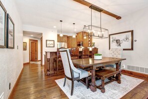 Dining - Deer Valley mountain home steps from lifts - private hot tub, wifi, & fireplace (Park City)