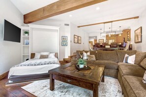 Room - Deer Valley mountain home steps from lifts - private hot tub, wifi, & fireplace (Park City)