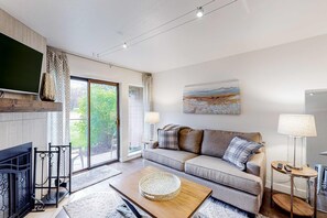 TV, fireplace, offices - Mountain Condo with  Shared Hot Tub & Pool, High-Speed WiFi, & Private washer & dryer (Park City)