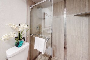 Douche, sèche-cheveux, serviettes fournies
