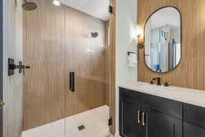 Douche, sèche-cheveux, serviettes fournies
