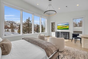 5 bedrooms, iron/ironing board, travel cot, WiFi - Wow factor, mountain views, private hot tub, fireplace, fire pit & walk to lifts (Park City)