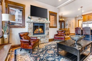 TV, fireplace, offices - Gorgeous condo with private hot tub, fast WiFi, AC & pool access (Park City)