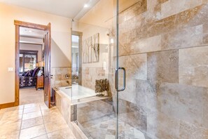 Shower, hair dryer, towels - Gorgeous condo with private hot tub, fast WiFi, AC & pool access (Park City)