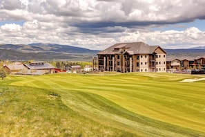 Golf - Beautiful second-floor condo with pool, hot tub, mtn views, and full kitchen (Park City)