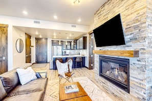 TV, fireplace, offices - Beautiful second-floor condo with pool, hot tub, mtn views, and full kitchen (Park City)
