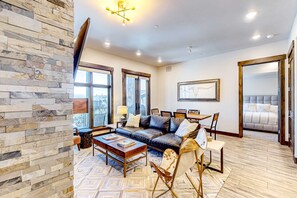 TV, fireplace, offices - Beautiful second-floor condo with pool, hot tub, mtn views, and full kitchen (Park City)