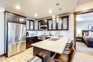 Fridge, microwave, oven, stovetop - Beautiful second-floor condo with pool, hot tub, mtn views, and full kitchen (Park City)