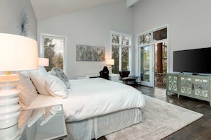 5 bedrooms, iron/ironing board, WiFi, bed sheets - Luxe townhome with pool, private hot tub, washer & dryer, & garage (Park City)