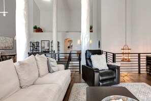 TV, offices - Luxe townhome with pool, private hot tub, washer & dryer, & garage (Park City)